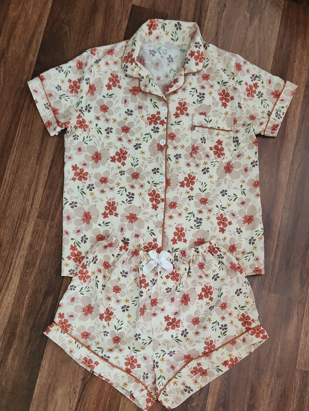 Floral Cream and Coral Button Up Pajama Set With Shorts Womens Size Medium - Picture 1 of 7